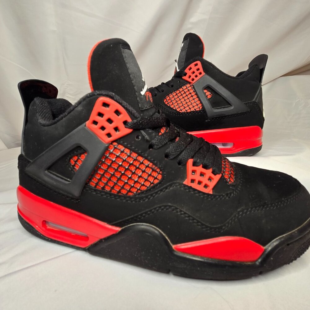 Air Jordan Red Thunder Retro 4 EUC - SZ 9 Mens